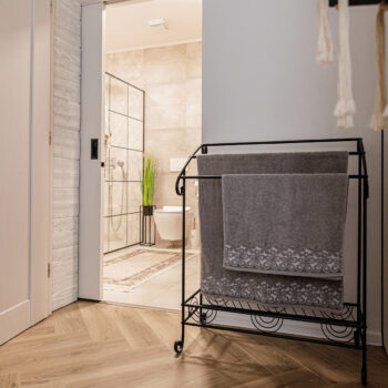 Predstavujeme vám kovový stojan na uteráky Baily v elegantnej čiernej farbe, ktorý je ideálnym doplnkom do každej modernej kúpeľne. Tento praktický a štýlový stojan je navrhnutý tak, aby poskytoval dostatok priestoru pre vaše uteráky a zároveň dodal vašej kúpeľni sofistikovaný…