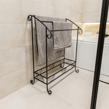 Predstavujeme vám kovový stojan na uteráky Baily v elegantnej čiernej farbe, ktorý je ideálnym doplnkom do každej modernej kúpeľne. Tento praktický a štýlový stojan je navrhnutý tak, aby poskytoval dostatok priestoru pre vaše uteráky a zároveň dodal vašej kúpeľni sofistikovaný…