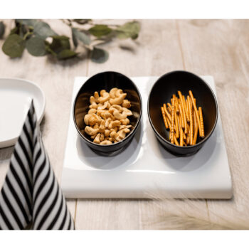 Predstavujeme vám elegantnú servírovaciu misku na podnose Baita, ktorá je dokonalým doplnkom pre každú modernú domácnosť. Táto sada obsahuje dve misky vyrobené z kvalitnej dolomitovej keramiky, ktorá zaručuje ich dlhú životnosť a odolnosť. Vďaka svojmu čierno-bielemu lesklému prevedeniu sa stane…