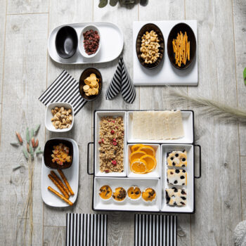 Predstavujeme vám elegantnú servírovaciu misku na podnose Baita, ktorá je dokonalým doplnkom pre každú modernú domácnosť. Táto sada obsahuje dve misky vyrobené z kvalitnej dolomitovej keramiky, ktorá zaručuje ich dlhú životnosť a odolnosť. Vďaka svojmu čierno-bielemu lesklému prevedeniu sa stane…