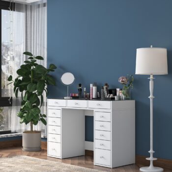 BALANCE – Škandinávsky toaletný stolík pre vašu spálňuZoznámte sa s BALANCE, moderným toaletným stolíkom, ktorý je perfektným doplnkom do vašej spálne. Tento stolík kombinuje jednoduchú eleganciu škandinávskeho štýlu a praktický úložný priestor pre vaše osobné potreby.Materiál: MelamínFarba: BielaRozmer: 79.8 x 120 x 44.5 cmTvar: ObdĺžnikovýFunkcia: Úložný priestor s 13 zásuvkamiHrúbka materiálu: 18 mmDodanie: Dodávame v demonte pre jednoduchú montážBALANCE je navrhnutý pre tých, ktorí ocenia kombináciu estetiky a funkčnosti. Vďaka 13 zásuvkám ponúka dostatok úložného priestoru pre všetky vaše kozmetické a módne doplnky. Jeho obdĺžnikový tvar a kompaktné rozmery zaisťujú, že sa hodí do každej spálne, či už veľké alebo malé. Hrúbka materiálu 18 mm zaisťuje pevnosť a stabilitu nábytku.Doprajte si štýlový a praktický toaletný stolík BALANCE, ktorý dokonale zapadne do vašej spálne a splní všetky vaše potreby.
