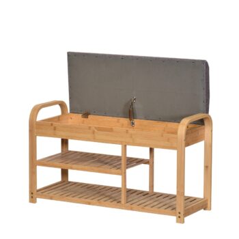 Botník so sedákom BAMBOO vďaka svojim rozmerom nezaberie príliš veľa miesta ale ponúka dostatok úložného priestoru pre všetky Vaše topánky. Tento botník so sedákom je vyrobený z masívneho bambusového dreva v prírodnom odtieni. Sedák je v cene a je čalúnený kvalitnou poťahovou látkou v šedej farbe. Botník so sedákom je otvorený a obsahuje dve priestranné police pre dostatok topánok.Nosnosť botníka je 60 kg.Materiál: masívne bambusové drevo / šedá tkaninaRozmery: Šírka: 90 cm Hĺbka: 30 cm Výška: 47 cmDodávame v demonte.Nábytok z bambusu je teda skvelou voľbou pre tých, ktorí podporujú ekológiu, prírodné materiály a jednoduchý dizajn. 