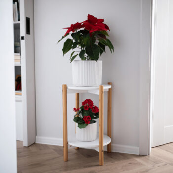 Okrúhly príručný stolík Bamp v elegantnej kombinácii bielej a prírodnej farby je ideálnym doplnkom pre váš interiér. Tento moderný kus nábytku od značky KONDELA sa vyznačuje jednoduchým, no zároveň štýlovým dizajnom, ktorý sa hodí do každej obývačky či iného obytného priestoru.