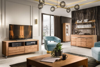 Široká komoda BANDY je v elegantnom a atraktívnom prevedení. Poteší a zaujme aj náročných užívateľov.Korpus komody je vyrobený z prírodnej dyhy. Predná časť je vyrobená z masívu dubového dreva. Úchyty sú pochrómované, v striebornej farbe. Farebné prevedenie: dub medový. Disponuje vysokými elegantnými nožičkami. Komoda je trojdverová. V každej časti sa nachádzajú dve police. Vo vrchnej časti sú výklopné presklené dvierka. Vo vnútri je úložný priestor s dizajnovým zrkadlom. LED osvetlenie nie je v cene. Je možné si ho dokúpiť.Rozmery (š,v,h): 155 x 91 x 42 cm.Komodu dodávame už zmontovanú!