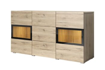 Komoda BARLY Vás očarí svojím elegantným prevedením a funkčnosťou. Je vybavená troma priestrannými šuplíkmi a dvojicou presklenných dvierok. Dvierka majú okolo sklenenej výplne dekoratívne rámy čiernej farby, ktoré dodávajú komode na atraktivite. Dokonalosť jej dodáva farebné prevedenie svetlý dub san remo, a k tomu vkusné a jemné úchytky na šuplíkoch. Dvierka majú bezúchytový systém.Je vyrobená z kvalitnej LTD dosky, ktorá sa ľahko udržiava. Odporúčame dokúpiť LED osvetlenie, viď doporučenia.V rovnakej farbe a dizajne máme v ponuke aj obývaciu zostavu BARLY.Rozmery:- šírka 132 cm, výška 70 cm, hĺbka 39 cm.Dodávame v demonte