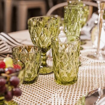 Predstavujeme vám elegantný pohár na vodu Barolo Typ 1, ktorý je ideálnym doplnkom pre každú modernú domácnosť. Tento set obsahuje šesť pohárov, každý s objemom 350 ml, čo zaručuje dostatok miesta pre vaše obľúbené nápoje. Poháre sú vyrobené z kvalitného skla a ich svetlozelená…