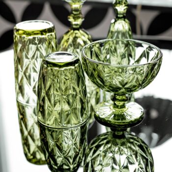 Predstavujeme vám elegantný pohár na vodu Barolo Typ 2, ktorý je súčasťou sady šiestich kusov. Tento pohár s objemom 240 ml je ideálny pre každodenné použitie v domácnosti alebo pri špeciálnych príležitostiach. Jeho moderný vzhľad a svetlá zelená farba dodajú vášmu stolovaniu svieži nádych.