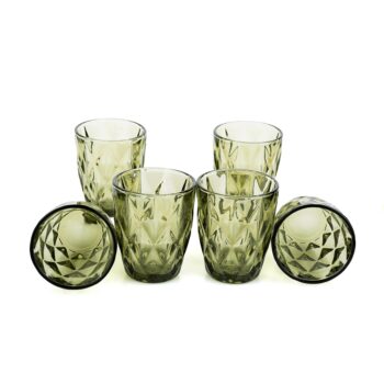 Predstavujeme vám elegantný pohár na vodu Barolo Typ 2, ktorý je súčasťou sady šiestich kusov. Tento pohár s objemom 240 ml je ideálny pre každodenné použitie v domácnosti alebo pri špeciálnych príležitostiach. Jeho moderný vzhľad a svetlá zelená farba dodajú vášmu stolovaniu svieži nádych.