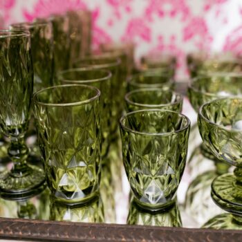 Predstavujeme vám elegantný pohár na vodu Barolo Typ 2, ktorý je súčasťou sady šiestich kusov. Tento pohár s objemom 240 ml je ideálny pre každodenné použitie v domácnosti alebo pri špeciálnych príležitostiach. Jeho moderný vzhľad a svetlá zelená farba dodajú vášmu stolovaniu svieži nádych.