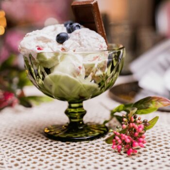 Predstavujeme vám elegantný pohár na zmrzlinu Barolo Typ 5, ktorý je ideálnym doplnkom pre každú domácnosť. Tento set obsahuje šesť kusov pohárov s objemom 300 ml, ktoré sú vyrobené z kvalitného skla a ponúkajú moderný vzhľad v sviežej zelenej farbe. Poháre sú navrhnuté tak, aby priniesli do…