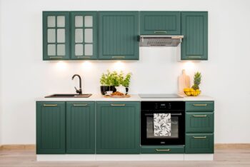 Kuchyňa BERTA patrí do skupiny kuchynského nábytku, ktorá sa vyznačuje svojim klasickým vzhľadom v modernom prevedení. Funkčný a štýlový nábytok upúta vašu pozornosť svojimi klasickými prvkami. Vďaka frézovaným pásom použitým na prednej strane skriniek plne zapadá do trendov súčasnosti.Korpus nábytku je vyrobený zo 16 mm hrubej LTD dosky v bielom prevedení. Predné dvierka sú z MDF dosky s hrúbkou 19 mm. Sú potiahnuté PVC fóliou.Horná kuchynská skrinka je v zelenom farebnom prevedení, s matným povrchom. Súčasťou skrinky je digestor v striebornej farbe.Rozmery (š,v,h): 60 x 88 x 30 cm.Úchyty nie sú v cene. Je potrebné ich doobjednať.Dodávame v demontovanom stave.