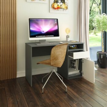 PC stôl Bili New v elegantnom farebnom prevedení grafit a biela je ideálnym riešením pre moderné kancelárie aj domáce pracovné priestory. Tento stôl od značky KONDELA ponúka praktický dizajn, ktorý kombinuje funkčnosť s estetickým vzhľadom.