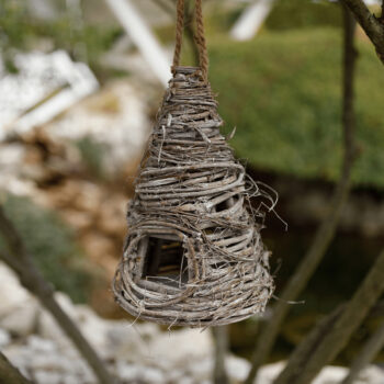 Ratanová vtáčia búdka Birdo - prírodná je ideálnym doplnkom pre váš domov alebo záhradu. Táto moderná búdka, vyrobená z kvalitného prírodného ratanu, ponúka nielen estetický vzhľad, ale aj funkčnosť a trvanlivosť. S rozmermi 22 cm na šírku, 22 cm na hĺbku a 35 cm na výšku sa ľahko zmestí do…