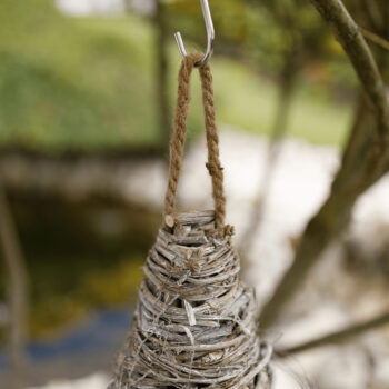 Ratanová vtáčia búdka Birdo - prírodná je ideálnym doplnkom pre váš domov alebo záhradu. Táto moderná búdka, vyrobená z kvalitného prírodného ratanu, ponúka nielen estetický vzhľad, ale aj funkčnosť a trvanlivosť. S rozmermi 22 cm na šírku, 22 cm na hĺbku a 35 cm na výšku sa ľahko zmestí do…