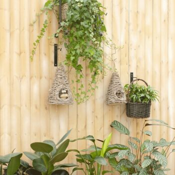 Ratanová vtáčia búdka Birdo - prírodná je ideálnym doplnkom pre váš domov alebo záhradu. Táto moderná búdka, vyrobená z kvalitného prírodného ratanu, ponúka nielen estetický vzhľad, ale aj funkčnosť a trvanlivosť. S rozmermi 22 cm na šírku, 22 cm na hĺbku a 35 cm na výšku sa ľahko zmestí do…