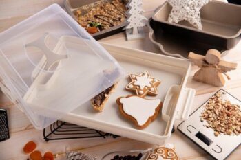 Neodmysliteľnou súčasťou každej domácnosti by mal byť prenosný box na potraviny BISCOTTI. Box Vám zaručí maximálny komfort, hygienu a perfektné podmienky pre uskladnenie a prenos potravín, pečiva, chlebíčkov či zákuskov. Vyrobený je z plastu v príjemnom krémovom prevedení. Box sa skladá z troch…