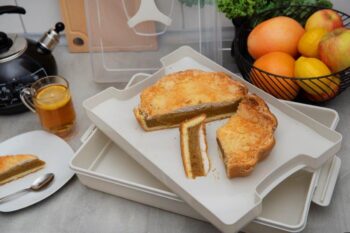 Neodmysliteľnou súčasťou každej domácnosti by mal byť prenosný box na potraviny BISCOTTI. Box Vám zaručí maximálny komfort, hygienu a perfektné podmienky pre uskladnenie a prenos potravín, pečiva, chlebíčkov či zákuskov. Vyrobený je z plastu v príjemnom krémovom prevedení. Box sa skladá z troch…