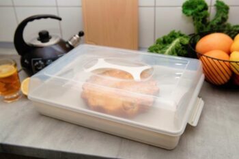 Neodmysliteľnou súčasťou každej domácnosti by mal byť prenosný box na potraviny BISCOTTI. Box Vám zaručí maximálny komfort, hygienu a perfektné podmienky pre uskladnenie a prenos potravín, pečiva, chlebíčkov či zákuskov. Vyrobený je z plastu v príjemnom krémovom prevedení. Box sa skladá z troch…