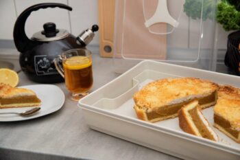 Neodmysliteľnou súčasťou každej domácnosti by mal byť prenosný box na potraviny BISCOTTI. Box Vám zaručí maximálny komfort, hygienu a perfektné podmienky pre uskladnenie a prenos potravín, pečiva, chlebíčkov či zákuskov. Vyrobený je z plastu v príjemnom krémovom prevedení. Box sa skladá z troch…