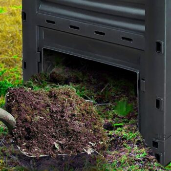 Záhradný kompostér BOBS je praktický pomocník na ekologické spracovanie kuchynského a záhradného odpadu. Vyrobený je z pevného recyklovaného plastu v kombinácii čiernej a zelenej farby, ktorá zabezpečuje rýchlejšie zahrievanie vnútorného priestoru na slnku a urýchľuje tak proces kompostovania.…