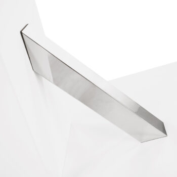 Jedálenský stôl Bolast s rozmermi 138x90 cm je ideálnym riešením pre moderné interiéry, kde sa kladie dôraz na štýlovosť a funkčnosť. Tento stôl vyniká svojím elegantným vzhľadom, ktorý kombinuje farby betónu a bielej, čím dodáva priestoru svetlosť a vzdušnosť.