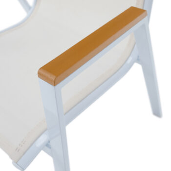 Predstavujeme vám záhradnú stoličku Bonto v elegantnom prevedení biela/dub, ktorá je ideálnym doplnkom pre vašu záhradu. Táto stolička je navrhnutá tak, aby spájala moderný vzhľad s praktickosťou a pohodlím.