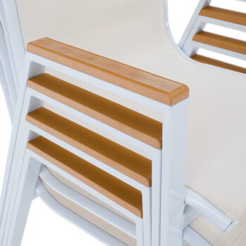 Predstavujeme vám záhradnú stoličku Bonto v elegantnom prevedení biela/dub, ktorá je ideálnym doplnkom pre vašu záhradu. Táto stolička je navrhnutá tak, aby spájala moderný vzhľad s praktickosťou a pohodlím.