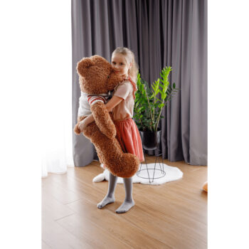 Plyšový medveď Bowen s výškou 113 cm v svetlohnedej farbe je ideálnym spoločníkom pre deti aj dospelých. Tento roztomilý medvedík od značky KONDELA prinesie do vášho interiéru kúsok radosti a pohodlia. Je vyrobený z kvalitného polyesteru, ktorý je príjemný na dotyk a zároveň odolný voči…