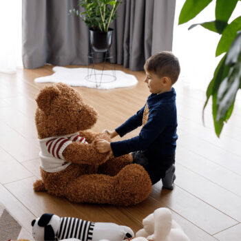 Plyšový medveď Bowen s výškou 113 cm v svetlohnedej farbe je ideálnym spoločníkom pre deti aj dospelých. Tento roztomilý medvedík od značky KONDELA prinesie do vášho interiéru kúsok radosti a pohodlia. Je vyrobený z kvalitného polyesteru, ktorý je príjemný na dotyk a zároveň odolný voči…