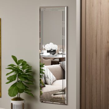 Elegantné zrkadlo BRENDA – svieži doplnok pre predsieň aj obývaciu izbuZrkadlo BRENDA je štýlový a praktický doplnok, ktorý perfektne zapadne do predsiene aj obývacej izby. Jeho biely rám a čistý dizajn dodajú vášmu interiéru svieži a elegantný vzhľad.Špecifikácia zrkadla BRENDA:Materiál: sklo a MDFFarba: bielaRozmery: 120 x 40 x 2,2 cmMontáž: dodávame v demonte, možno pripevniť k steneZrkadlo BRENDA vďaka svojim rozmerom poskytuje dostatočne veľkú plochu na kontrolu vášho vzhľadu. Skvele sa hodí do predsiene, kde vám pomôže pri posledných úpravách pred odchodom, alebo do obývačky, kde opticky zväčší priestor a dodá miestnosti viac svetla.Kvalitné sklo a MDF rám zaisťujú odolnosť a dlhú životnosť. Biely rám je ideálny pre moderné aj klasické interiéry, kde zrkadlo pôsobí čistým a elegantným dojmom.Jednoduchá montáž a univerzálny dizajnZrkadlo BRENDA je dodávané v demonte a vďaka priloženému návodu ho ľahko pripevníte na stenu. Jeho jednoduchý a univerzálny dizajn umožňuje ľahké začlenenie do akéhokoľvek priestoru.Dodajte svojmu domovu sviežosť a funkčnosť so zrkadlom BRENDA, ktoré zaujme svojou praktickosťou aj estetikou.