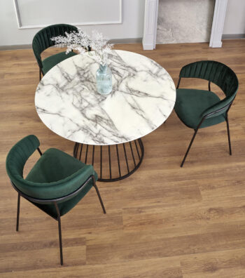 Elegantný štýl okrúhleho jedálenského stola BRODWAY dokonale zapasuje do moderne zariadenej jedálne či kuchyne. Dizajnová podnož vyrobená z ocele s práškovým nástrekom ho robí ešte luxusnejším. Vrchná doska stola je vyrobená z dyhovanej MDF a je v nádhernom prevedení biely mramor. Tento unikátny…