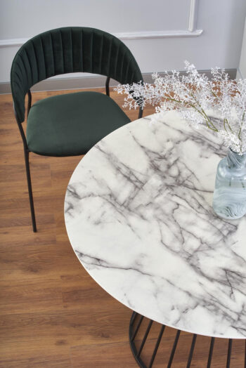 Elegantný štýl okrúhleho jedálenského stola BRODWAY dokonale zapasuje do moderne zariadenej jedálne či kuchyne. Dizajnová podnož vyrobená z ocele s práškovým nástrekom ho robí ešte luxusnejším. Vrchná doska stola je vyrobená z dyhovanej MDF a je v nádhernom prevedení biely mramor. Tento unikátny…