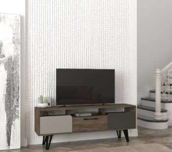Predstavujeme BRUGES, multifunkčný TV stolík, ktorý je dokonalým spojením praktickosti a moderného dizajnu. S jeho elegantnými farbami a rôznorodým úložným priestorom sa stane nielen praktickým, ale aj estetickým stredobodom vašej obývačky.Kľúčové vlastnostiTyp tovaru: TV stolíkMateriál: Vysoko kvalitný LTD materiál s hrúbkou 18 mm, ktorý zaručuje odolnosť a stabilitu.Rozmery: 150 x 55.6 x 35 cm, poskytujúce dostatok priestoru na umiestnenie vašich multimediálnych zariadení.Farba: Kombinácia šedej, hnedej a antracitovej farby dodáva stolíku sofistikovaný a moderný vzhľad.Vybavenie: Stolík je vybavený regálkom, dvoma plnými dverami a jednou zásuvkou, ktoré ponúkajú rozmanité možnosti úložného priestoru pre vaše potreby.Počet dverí, dvierok: Dve dverové skrinky poskytujú účinné riešenie na uskladnenie nielen elektroniky, ale aj iných predmetov, ktoré chcete mať upratané a mimo dohľadu.Dodatočné informácie: Dodávame v demontovanom stave, čo uľahčuje transport a inštaláciu.TV stolík BRUGES je ideálnou voľbou pre tých, ktorí hľadajú elegantné a funkčné riešenie pre svoju obývaciu izbu. Jeho dizajn a farby sú starostlivo vybrané tak, aby zodpovedali najnovším trendom v interiérovom dizajne, zatiaľ čo jeho priestrannosť a praktickosť uspokojí všetky vaše potreby.