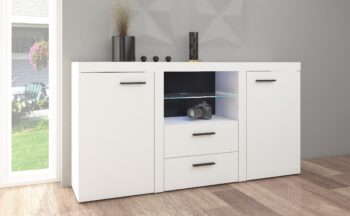 Komoda je vhodným doplnkom k obývacej stene Bruma. Svojím moderným prevedením zútulní miestnosť. Komoda sa vyrába v bielom farebnom prevedení. Materiál LTD doska. Komodu ponúkame vo veľkosti š/v/h 156,4/80,5/40,25 cm.Pre zviditeľnenie odporúčame dokúpiť LED osvetlenie sklených poličiek. Dodávame v demontovanom stave.