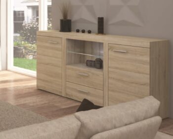 Komoda je vhodným doplnkom k obývacej stene Bruma. Svojím moderným prevedením zútulní miestnosť. Komoda sa vyrába vo farebnom prevedení dub sonoma. Materiál LTD doska. Komodu ponúkame vo veľkosti š/v/h 156,4/80,5/40,25 cm.Pre zviditeľnenie odporúčame dokúpiť LED osvetlenie sklených poličiek. Dodávame v demontovanom stave.