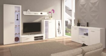 Obývacia stena BRUMA je vytvorená v jednoduchom, no zároveň v módnom dizajne. Nábytok má trendové farebné prevedenia old style/matera. Materiál LTD doska. V obývacej zostave sa nachádzajú nasledujúce prvky:- vysoká vitrína 190 x 75 x 33,85 cm- nízka vitrína 117 x 75 x 33,85 cm- RTV skrinka 31,50 x 120 x 40,25 cm- polica 16 x 140 x 17,60 cmDo vitrín je možné dokúpiť LED osvetlenie sklených poličiek. Stena je v ponuke iba ako komplet.Dodávame v demonte.