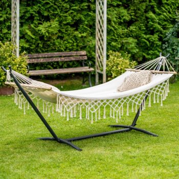 Túžite si oddýchnuť vo svojom pohodlí? V hojdacej sieti BURA 200x100 cm v etno štýle si oddýchnete dokonale na svojej terase alebo záhrade, s pocitom, že práve trávite čas na dovolenke pri mori. Jej pohodlný bavlnený materiál poskytne dostatočný priestor a pocit bezpečnosti. Navyše v krémovom…