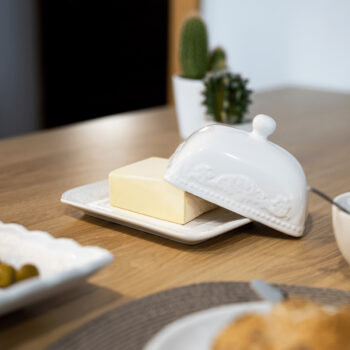 Dóza na maslo Butter Home v elegantnom bielom lesku je ideálnym doplnkom pre každú modernú kuchyňu. Táto maselnička od značky KONDELA je vyrobená z kvalitnej dolomitovej keramiky, ktorá zaručuje dlhú životnosť a odolnosť voči poškodeniu. S rozmermi 18,5 cm na…