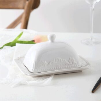 Dóza na maslo Butter Home v elegantnom bielom lesku je ideálnym doplnkom pre každú modernú kuchyňu. Táto maselnička od značky KONDELA je vyrobená z kvalitnej dolomitovej keramiky, ktorá zaručuje dlhú životnosť a odolnosť voči poškodeniu. S rozmermi 18,5 cm na…