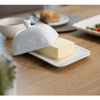 Dóza na maslo Butter Home v elegantnom bielom lesku je ideálnym doplnkom pre každú modernú kuchyňu. Táto maselnička od značky KONDELA je vyrobená z kvalitnej dolomitovej keramiky, ktorá zaručuje dlhú životnosť a odolnosť voči poškodeniu. S rozmermi 18,5 cm na…