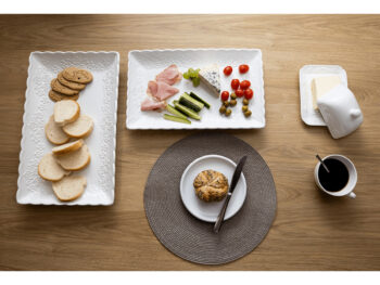 Dóza na maslo Butter Home v elegantnom bielom lesku je ideálnym doplnkom pre každú modernú kuchyňu. Táto maselnička od značky KONDELA je vyrobená z kvalitnej dolomitovej keramiky, ktorá zaručuje dlhú životnosť a odolnosť voči poškodeniu. S rozmermi 18,5 cm na…