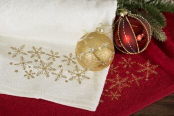 Bavlnený vianočný uterák so zlatými vločkami Šírka: 50 cm | Dĺžka: 90 cm