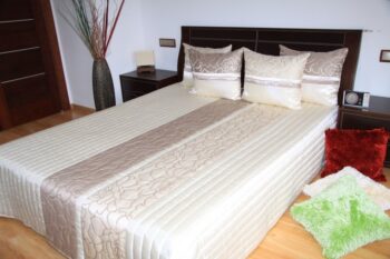 Béžový elegantný prehoz na posteľ Šírka: 170 cm | Dĺžka: 210 cm Šírka: 170 cm | Dĺžka: 210 cm