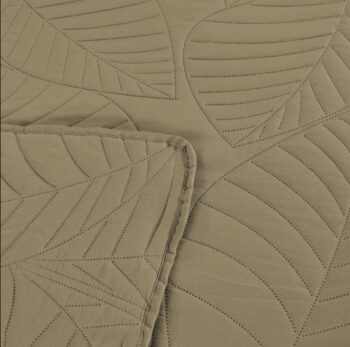 Béžový prešívaný prehoz s motívom lístia Šírka: 200 cm | Dĺžka: 220 cm