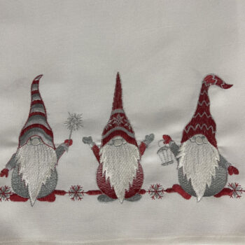 Biela vianočná štóla s červenou výšivkou škriatkov Šírka: 55 cm | Dĺžka: 120 cm