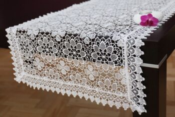 Kolekcia krajkových obrusov z našej ponuky je univerzálnym a dekoratívnym prvkom. Zaujímavý “hačkovaný” vzor vnesie do miestnosti zaujímavý akcent. Môžete ho použiť pri špeciálnych príležitostostiach, ale aj v bežný deň, nakoľko je veľmi praktický vďaka materiálu, z ktorého je vyrobený. Je odolný voči škvrnám a mechanickému poškodeniu.