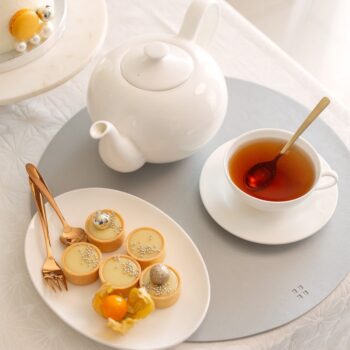 Univerzálny čajník z línie Premium Platinum Line je kompromisom moderných i osvedčených tvarov. Je vyrobený z porcelánu Bone China, čo je porcelán najvyššej kvality. Nielen vďaka tomu je tento čajník ozdobou každého stola. Na výrobu Bone China porcelánu sa používa kostná múčka s prímesou ďalších surovín, ako sú živicový íl, guľový íl, kremeň a kaolín, íl. Je preň charakteristická ľahkosť, priehľadnosť a pevnosť. Od bežného porcelánu sa porcelán Bone China odlišuje aj farbou – pre bežný porcelán je typická žiarivo biela farba, kým Bone China porcelán je biely s odtieňom slonovinovej kosti. Vďaka dvojitému vypáleniu si tento porcelán zachováva vysokú odolnosť nielen proti vylamovaniu či oškretiu, ale aj proti samotnému rozbitiu. Predovšetkým pre tieto svoje vlastnosti je často vyhľadávaným doplnkom do každej domácnosti.