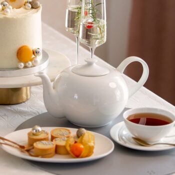 Univerzálny čajník z línie Premium Platinum Line je kompromisom moderných i osvedčených tvarov. Je vyrobený z porcelánu Bone China, čo je porcelán najvyššej kvality. Nielen vďaka tomu je tento čajník ozdobou každého stola. Na výrobu Bone China porcelánu sa používa kostná múčka s prímesou ďalších surovín, ako sú živicový íl, guľový íl, kremeň a kaolín, íl. Je preň charakteristická ľahkosť, priehľadnosť a pevnosť. Od bežného porcelánu sa porcelán Bone China odlišuje aj farbou – pre bežný porcelán je typická žiarivo biela farba, kým Bone China porcelán je biely s odtieňom slonovinovej kosti. Vďaka dvojitému vypáleniu si tento porcelán zachováva vysokú odolnosť nielen proti vylamovaniu či oškretiu, ale aj proti samotnému rozbitiu. Predovšetkým pre tieto svoje vlastnosti je často vyhľadávaným doplnkom do každej domácnosti.
