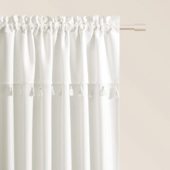 Biely záves Astoria so strapcami na riasiacej páske 140 x 250 cm
