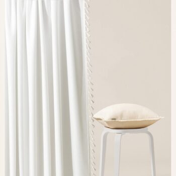 Biely záves Lara na riasiacu pásku so strapcami 140 x 280 cm